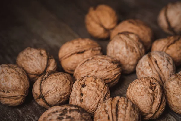 Vista de cerca de las nueces en la mesa de madera - foto de stock