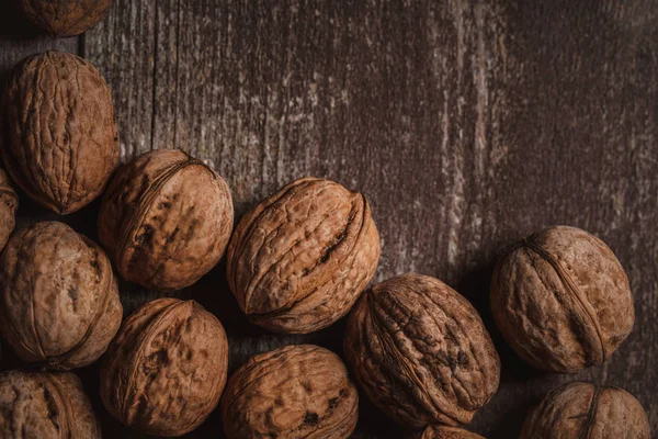 Top view of walnuts arranged on wooden surface — Stock Photo