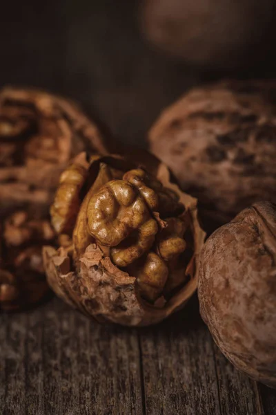 Vista de cerca de nueces descascaradas y enteras en la mesa de madera - foto de stock