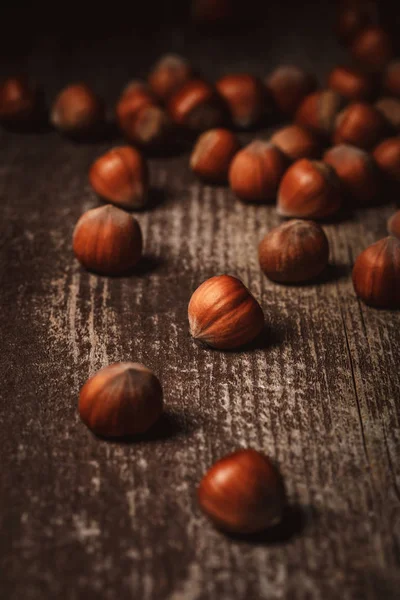 Vue rapprochée des noisettes décortiquées sur plateau en bois — Photo de stock