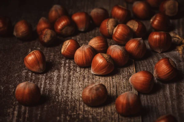 Vue rapprochée des noisettes décortiquées sur fond de bois — Photo de stock