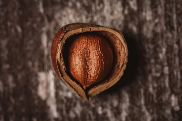 Vue de dessus de noisette en écorce sur la surface en bois — Photo de stock