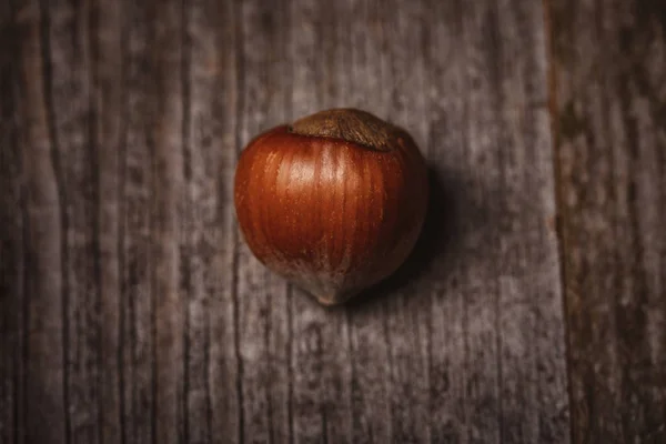 Vue de dessus de la noisette décortiquée sur la surface en bois — Photo de stock