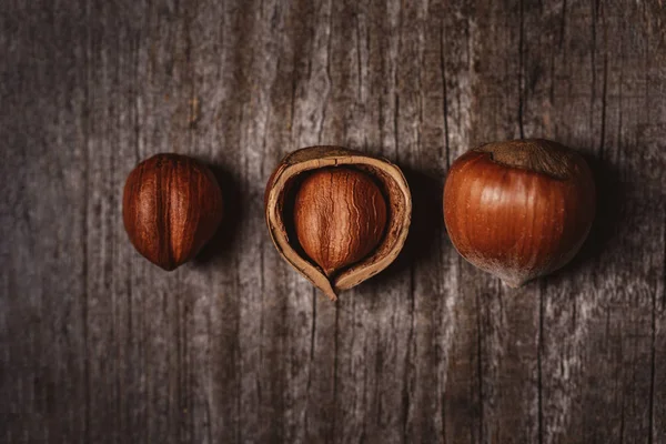 Vue de dessus des noisettes sur la surface en bois — Photo de stock