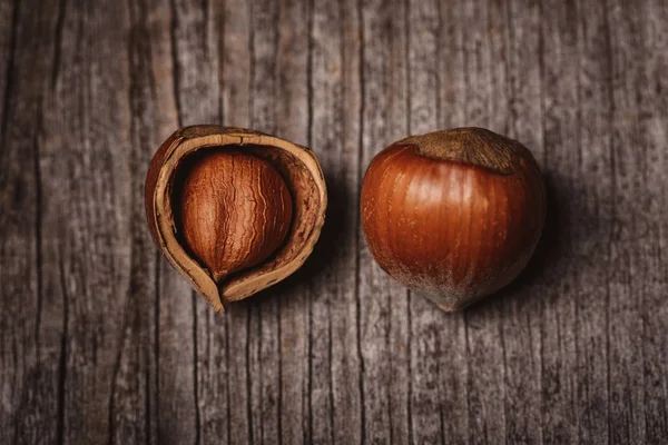 Vue de dessus des noisettes sur la surface en bois — Photo de stock