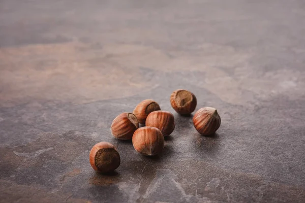 Vue rapprochée des noisettes décortiquées sur la table grise — Photo de stock