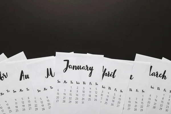 Vista de primer plano del calendario 2019 sobre fondo negro - foto de stock