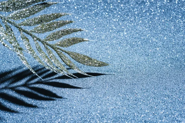 Ramo festivo decorato da glitter d'oro, concetto di sfondo di Natale — Foto stock