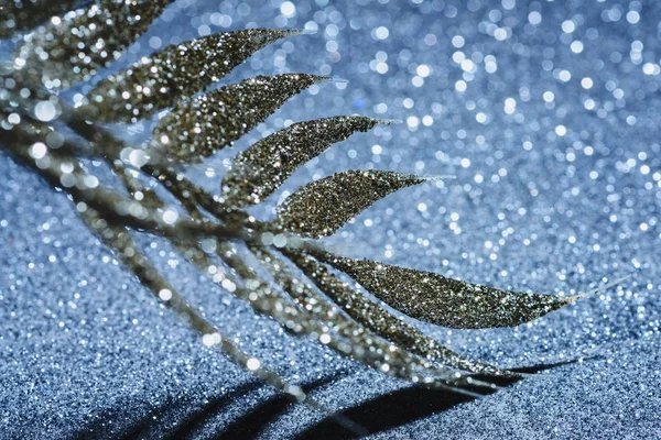 Foyer sélectif de branche festive décorée par des paillettes dorées et l'ombre, concept de fond de Noël — Stock Photo