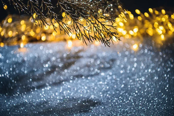 Selektiver Fokus des von goldenem Glanz und Schatten dekorierten Zweiges, weihnachtliches Hintergrundkonzept — Stockfoto