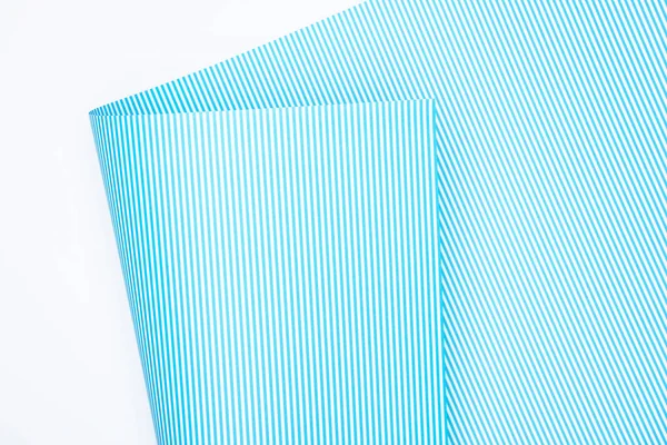 Vista elevada de papel rayado aislado en blanco - foto de stock