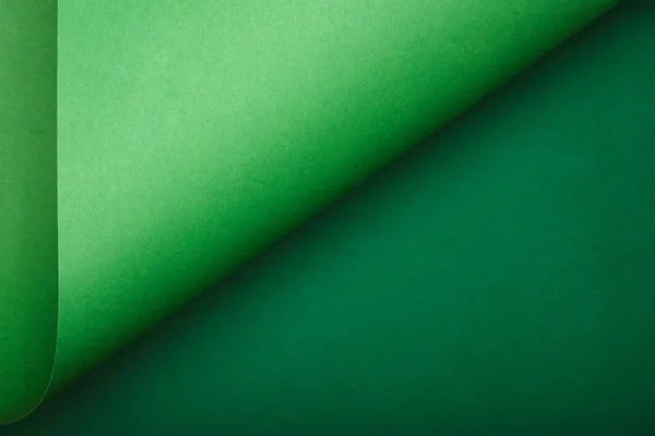 Вид зверху на зелений папір на кольоровому фоні — стокове фото