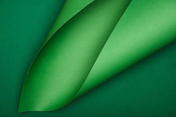 Підвищений вид на зелений папір на кольоровому фоні — стокове фото