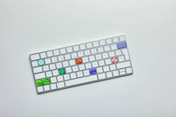 Vue du dessus du clavier d'ordinateur blanc avec boîtes cadeaux de Noël sur des boutons sur fond blanc — Photo de stock