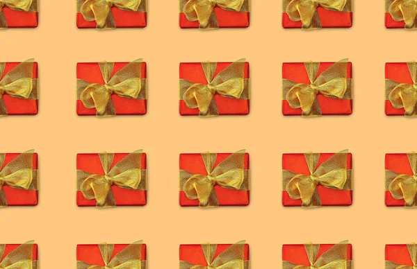 Fondo sin costuras con regalos de Navidad con arcos dorados — Stock Photo