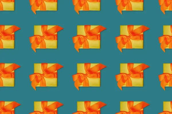 Ansicht von oben nahtlose Weihnachten Hintergrund mit Geschenkboxen mit orangefarbenen Schleifen — Stockfoto