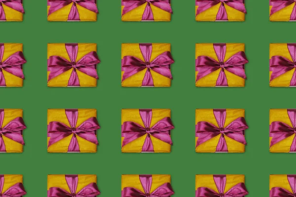Nahtloser Hintergrund mit Weihnachtsgeschenken mit lila Schleifen — Stockfoto