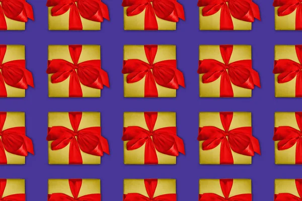 Вид зверху безшовного різдвяного фону з жовтими подарунковими коробками з червоними луками — стокове фото