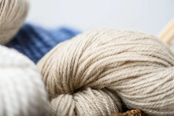 Vue rapprochée des pinces à tricoter sur fond gris — Photo de stock
