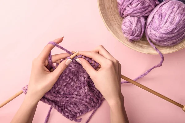 Vista parziale di donna filato per maglieria su sfondo rosa — Foto stock