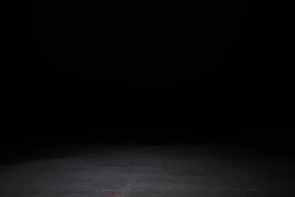 Dunkelgrau gestreifter Holzhintergrund auf schwarz — Stockfoto