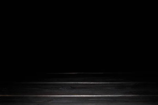 Темно-серый деревянный фон с полосками на черном — стоковое фото