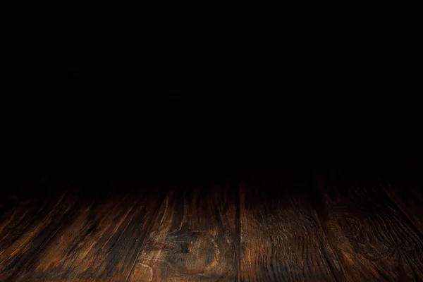 Fondo de madera rayado marrón oscuro sobre negro - foto de stock