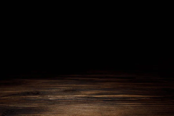 Темно-коричнева смугаста дерев'яна стільниця на чорному — стокове фото