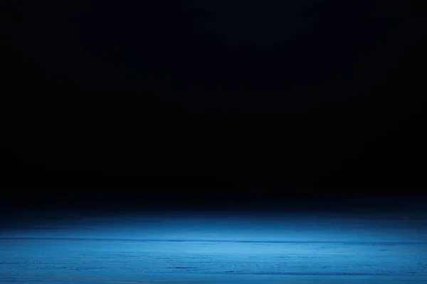 Синій смугастий дерев'яний фон на чорному — стокове фото