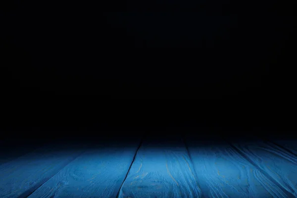 Blau gestreifte Holztischplatte auf schwarz — Stockfoto