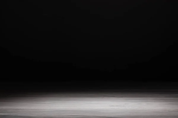 Світло-сірий смугастий дерев'яний текстурований фон на чорному — стокове фото