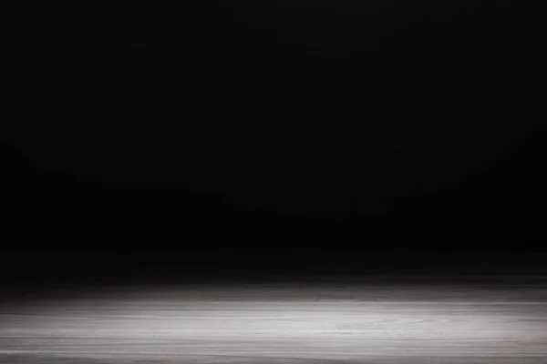 Fond texturé en bois rayé gris clair sur fond noir — Photo de stock