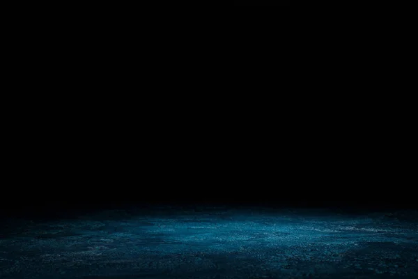 Темно-синий шабби деревянный фон на черном — стоковое фото