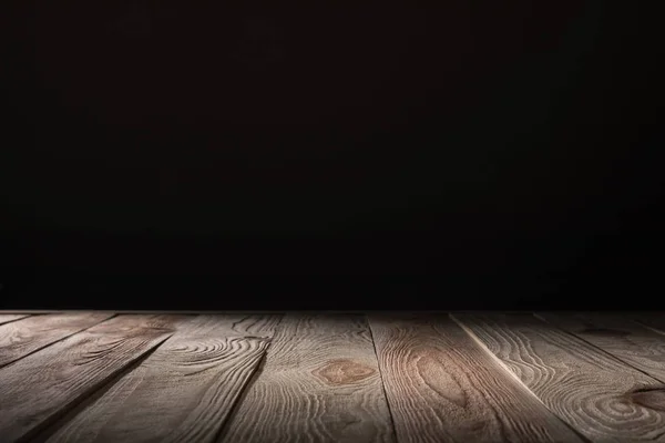 Fondo de madera rayado marrón sobre negro - foto de stock