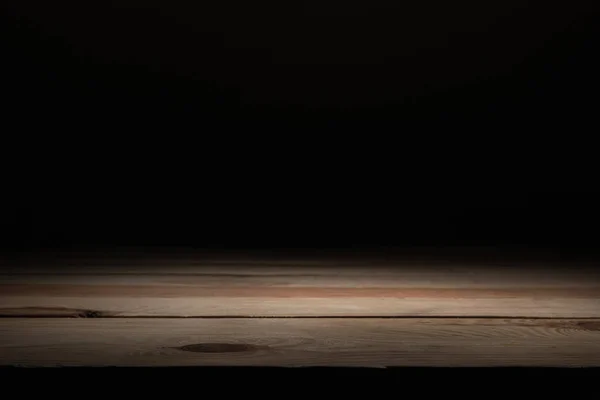 Surface en bois rayé brun sur noir — Photo de stock