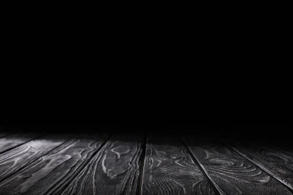 Темно-серый полосатый деревянный материал на черном — стоковое фото