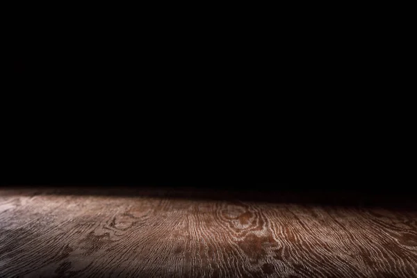 Fondo de madera rayado marrón sobre negro - foto de stock