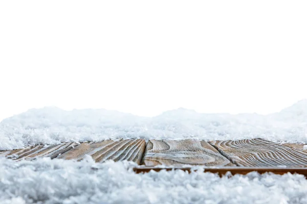 Planche en bois brun rayé recouverte de neige sur blanc — Photo de stock