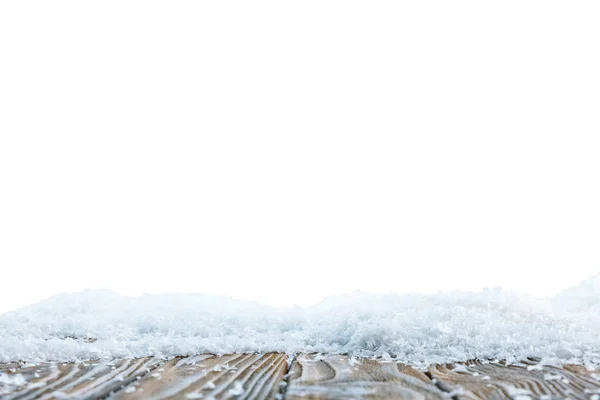 Planche en bois marron recouverte de neige sur blanc — Photo de stock