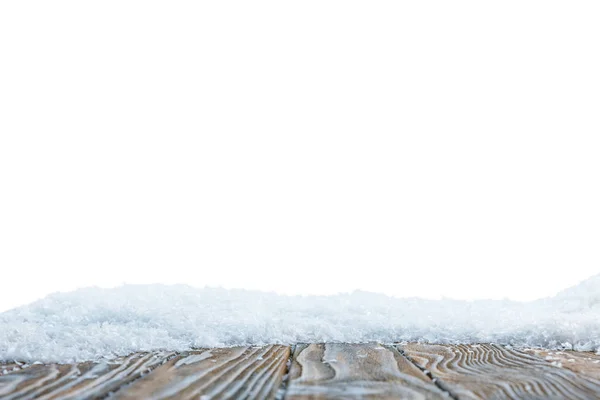 Foco seletivo da placa de madeira listrada coberta com neve no branco — Fotografia de Stock