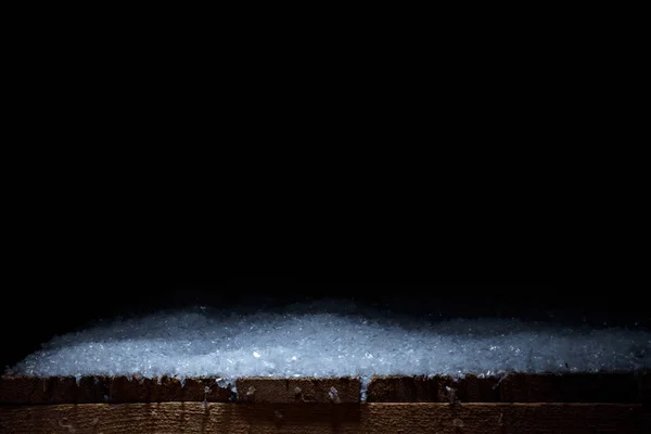 Смугастий дерев'яний сільський матеріал, покритий снігом на чорному — стокове фото