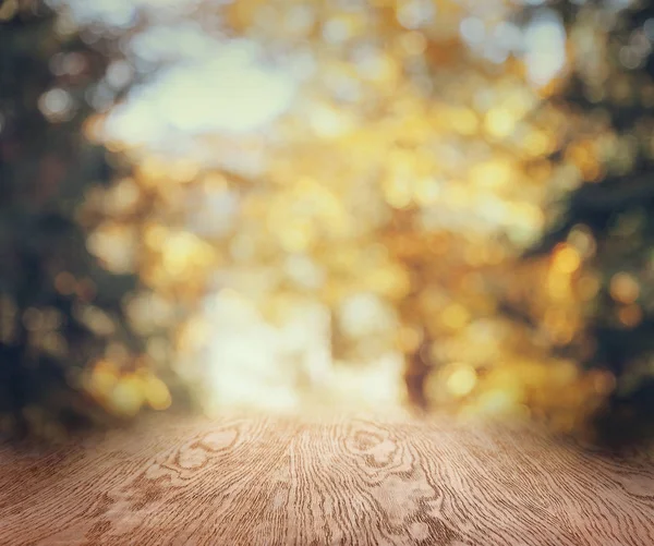 Sfondo in legno a strisce su bella carta da parati autunnale sfocata — Foto stock