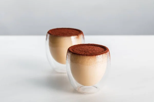 Mousse dulce con cacao en polvo en dos vasos - foto de stock