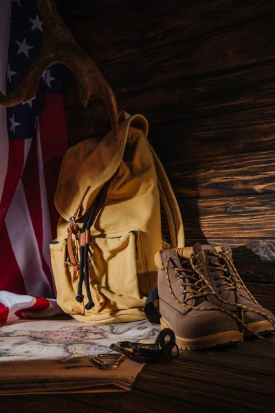 Close-up vista de botas de trekking, equipamentos de caminhadas, mapa, mochila e bandeira americana, conceito de viagem — Fotografia de Stock