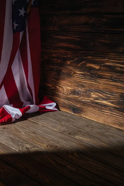 Vista de cerca de la bandera americana sobre fondo de madera, concepto de viaje - foto de stock