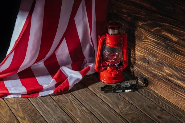 Bandeira americana, lanterna vermelha e bússola na superfície de madeira — Fotografia de Stock