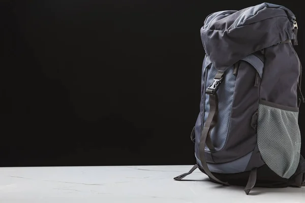 Рюкзак для походов на черном фоне, концепция путешествия — стоковое фото