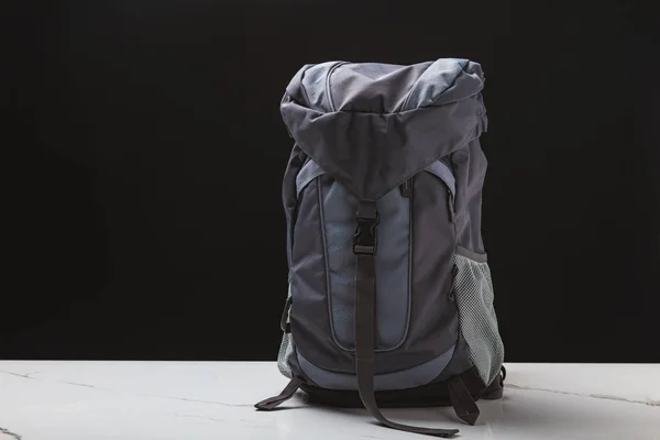 Mochila para caminhadas em fundo preto, conceito de viagem — Fotografia de Stock