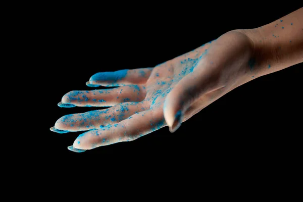 Vista ritagliata di donna adulta con polvere di oli blu isolata su nero — Foto stock