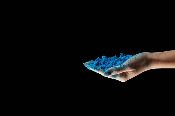 Обрізаний вид на дорослу жінку з синім порошком холі ізольовано на чорному — стокове фото
